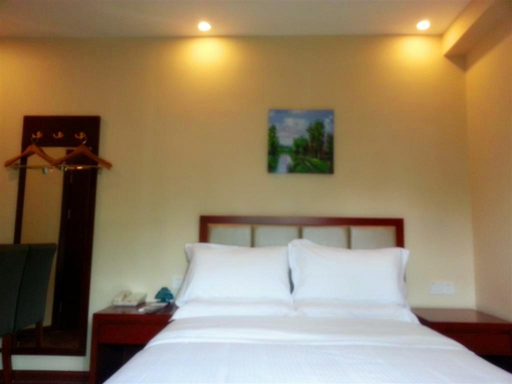 Greentree Inn Sanya He Ping Street Hotel Room photo