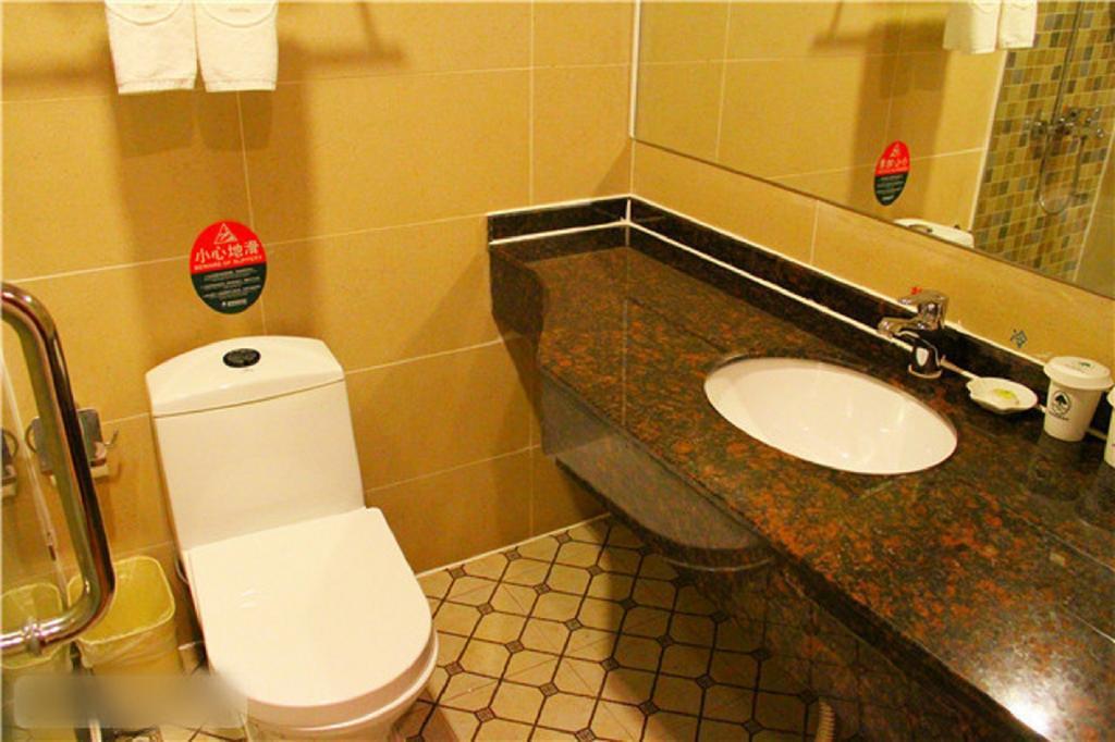 Greentree Inn Sanya He Ping Street Hotel Room photo