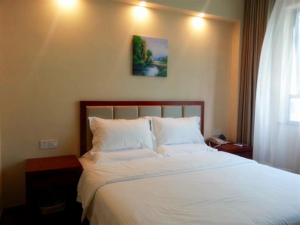 Greentree Inn Sanya He Ping Street Hotel Room photo