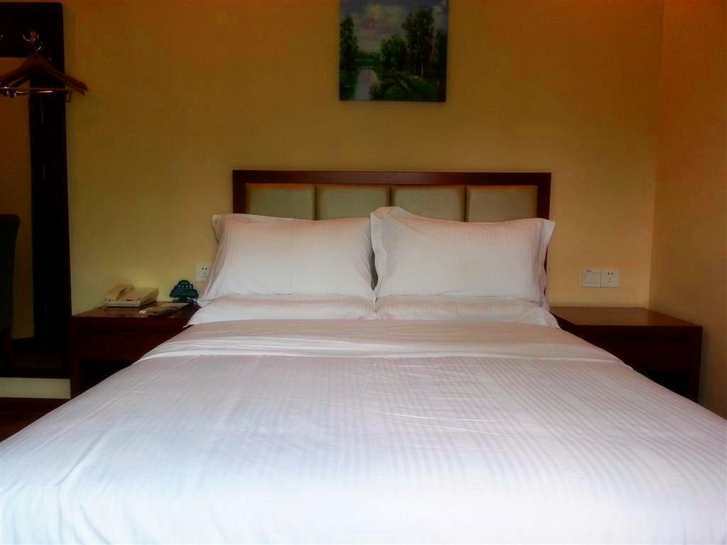 Greentree Inn Sanya He Ping Street Hotel Room photo