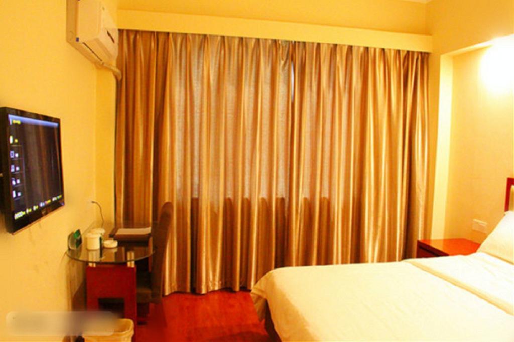 Greentree Inn Sanya He Ping Street Hotel Room photo
